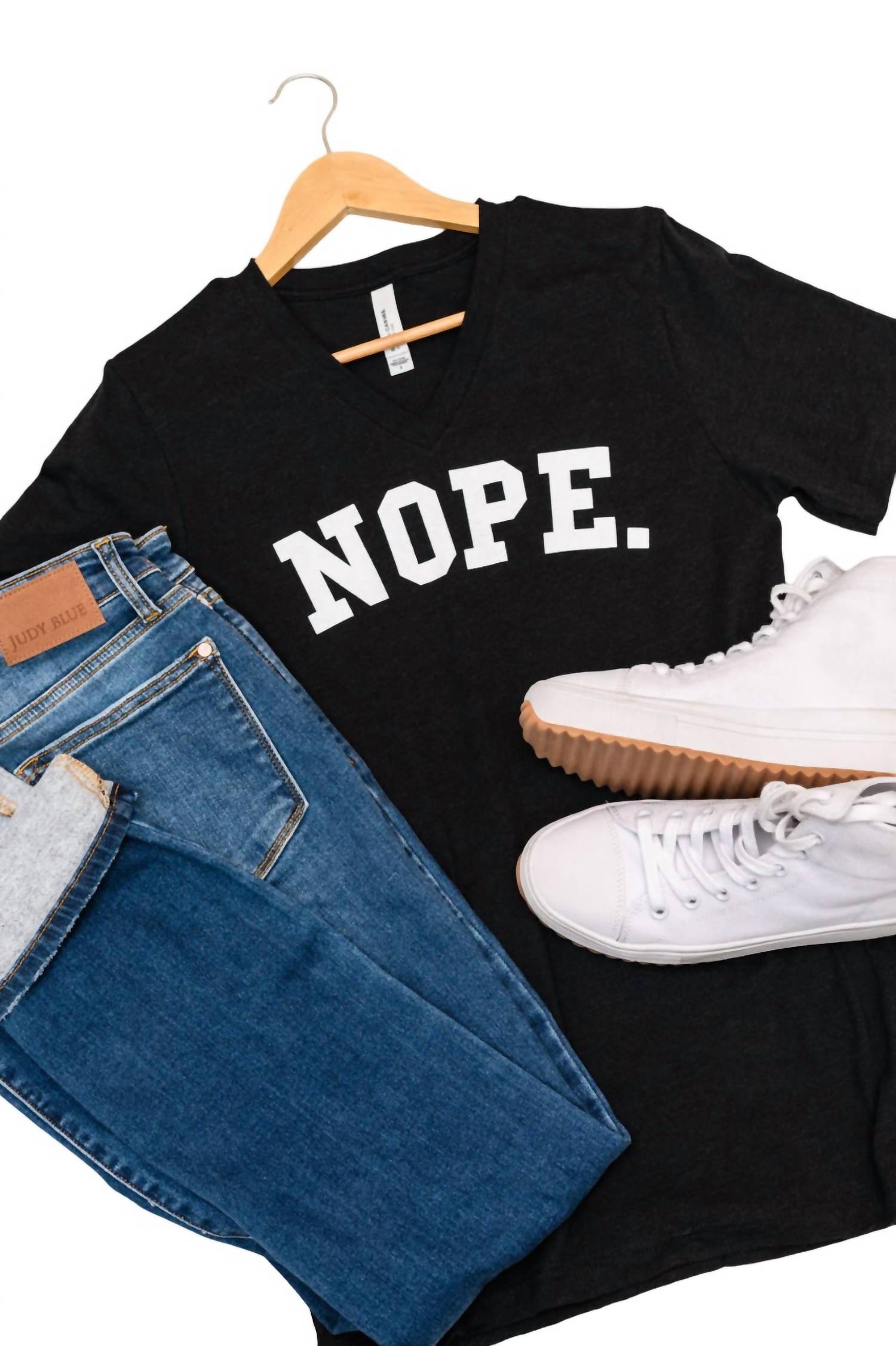 Женская футболка Nope с V-образным вырезом и графическим принтом черного цвета 123 Amore
Женская футболка Nope с V-образным вырезом и графическим принтом черного цвета 123 Amore