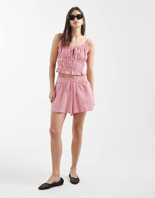 Шорты на пляже Арай в красной клетчатой ткани
Шорты на пляже Арай в красной клетчатой ткани