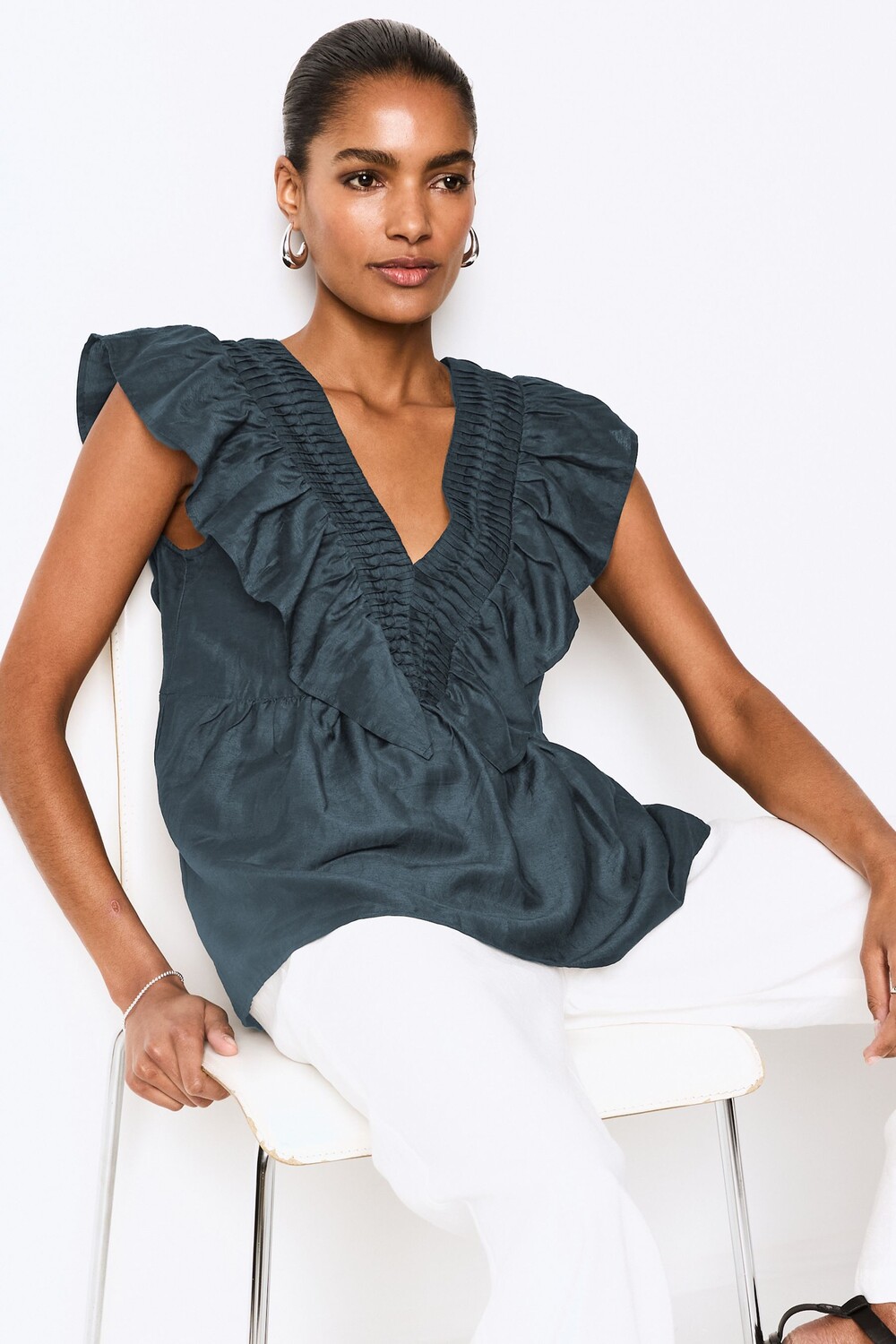 Блуза без рукавов с V-образным вырезом украшенная рюшами Next, синий
Блуза без рукавов с V-образным вырезом украшенная рюшами Next, синий