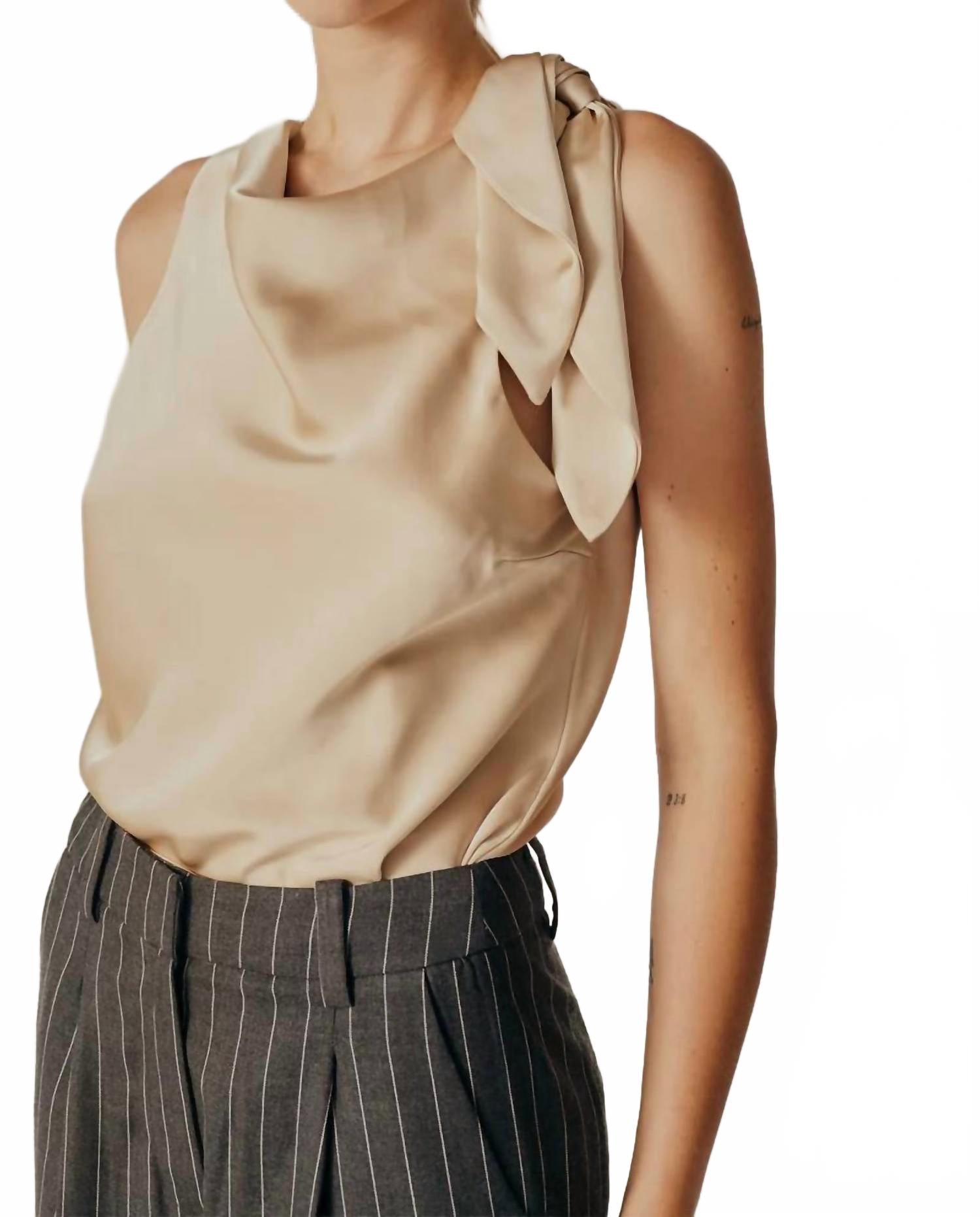 Alchemilla Топ без рукавов с воротником-хомутом в цвете экрю DELUC, Ecru
Alchemilla Топ без рукавов с воротником-хомутом в цвете экрю DELUC, Ecru