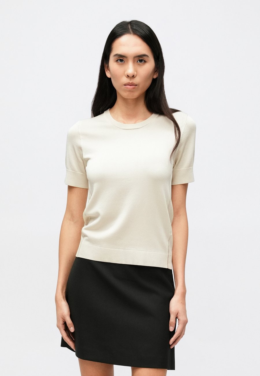 Джемпер Filippa K GLOSSY , Cream White/White
Джемпер Filippa K GLOSSY , Cream White/White