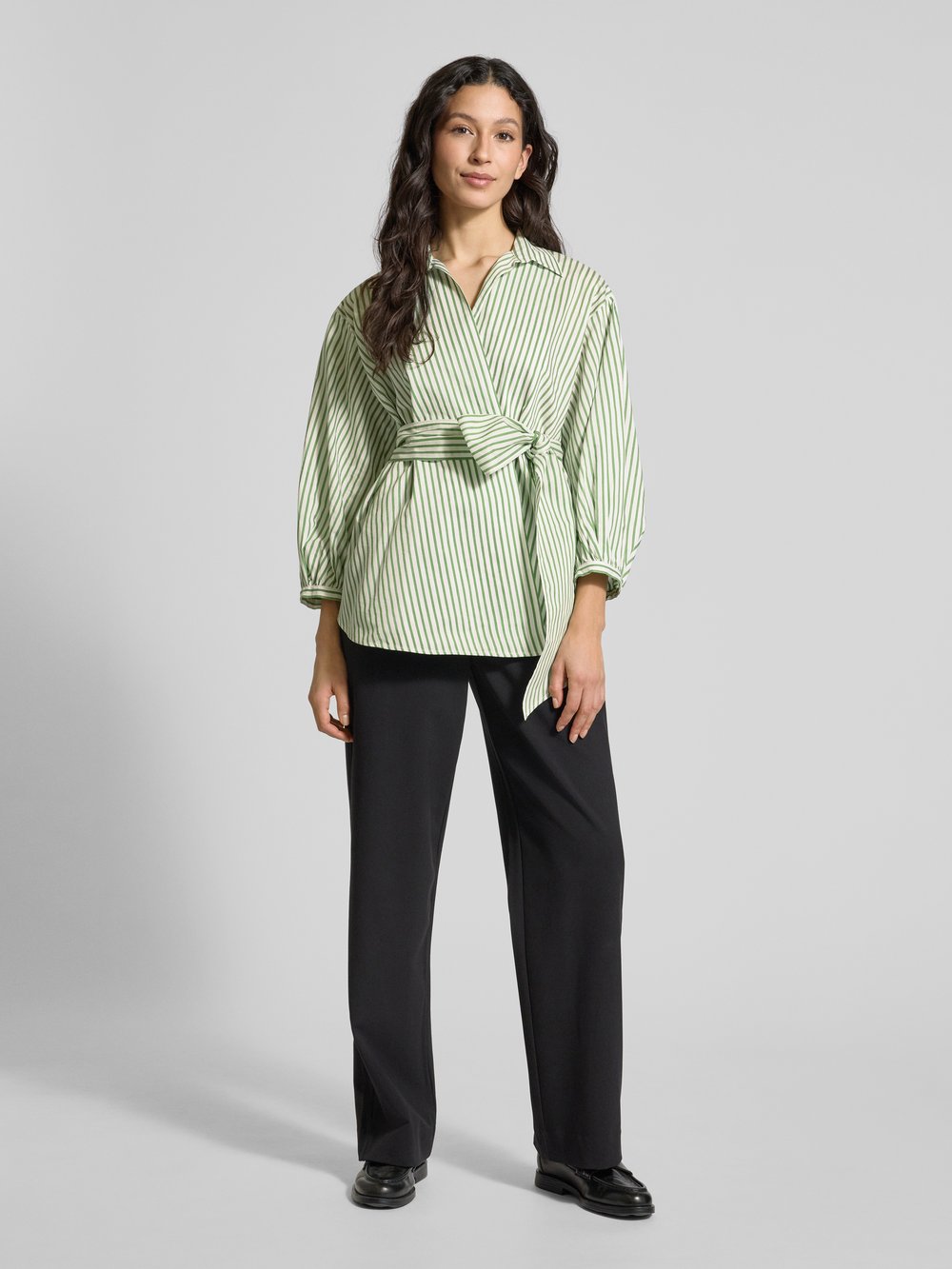 Блузка свободного кроя с запахом и застежкой на пуговицы, модель «CECI» Weekend Max Mara, зеленый
Блузка свободного кроя с запахом и застежкой на пуговицы, модель «CECI» Weekend Max Mara, зеленый