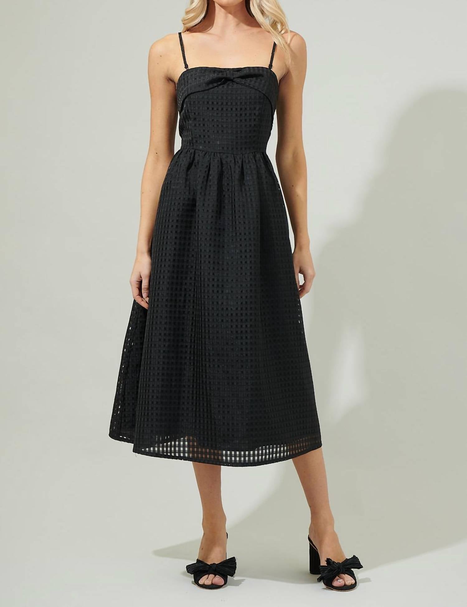 Платье-миди Cary Chest Bow черного цвета SUGARLIPS
Платье-миди Cary Chest Bow черного цвета SUGARLIPS