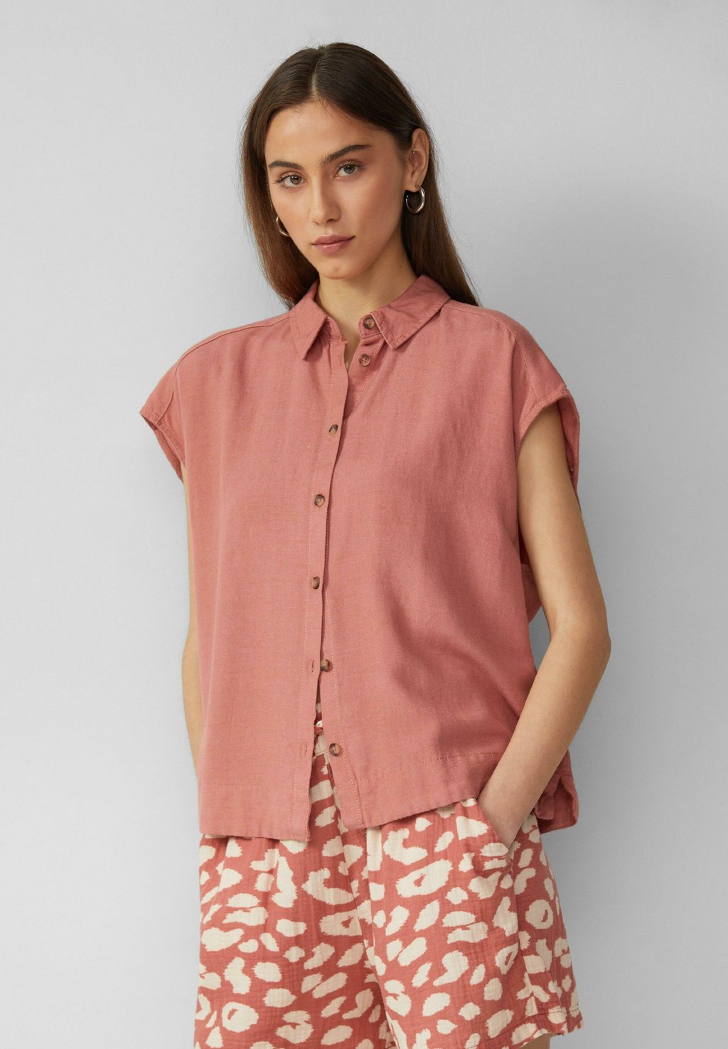 Блузка на пуговицах QS, лосось
Блузка на пуговицах QS, лосось