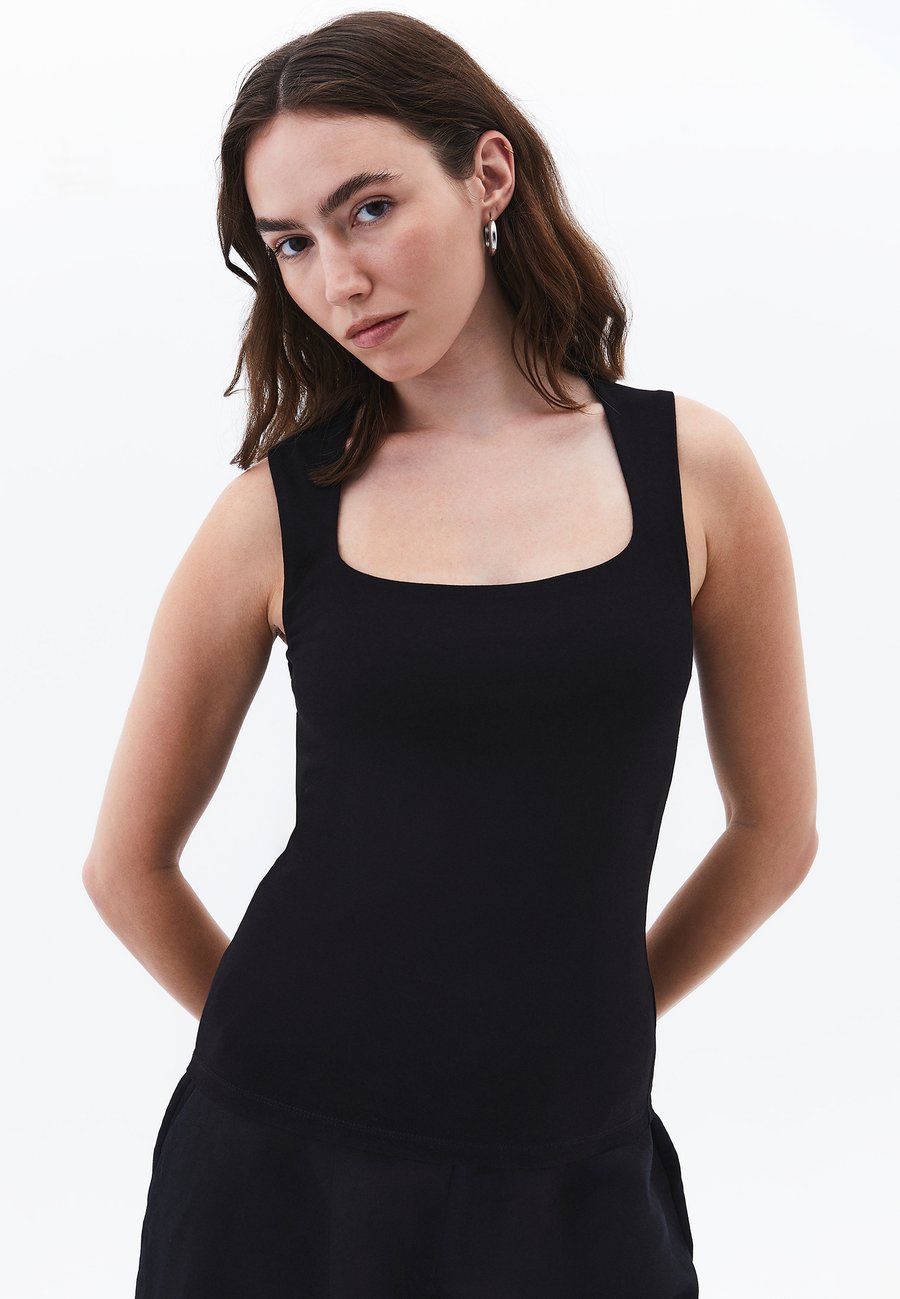 Топ OXXO MIT ECKIGEM AUSSCHNITT, Black
Топ OXXO MIT ECKIGEM AUSSCHNITT, Black