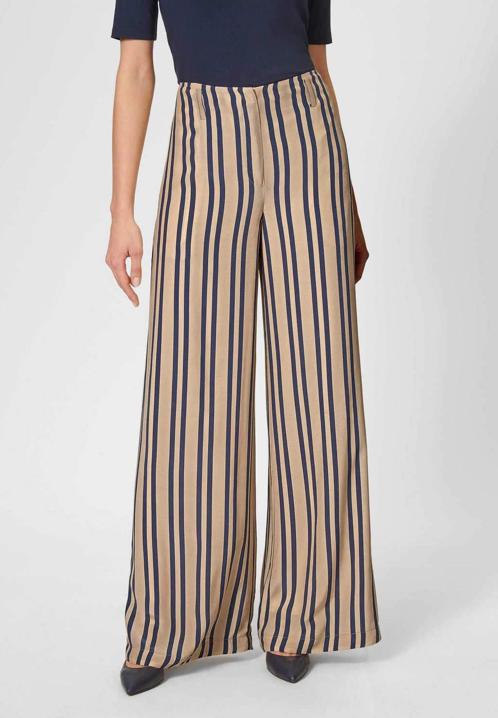 Брюки WEITE STREIFEN MADELEINE, цвет Navy Caramel
Брюки WEITE STREIFEN MADELEINE, цвет Navy Caramel