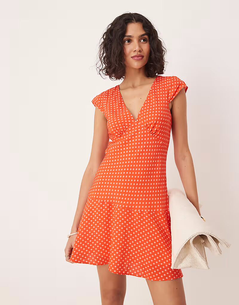 Мини-платье ASOS DESIGN с v-образным вырезом и рукавами-крылышками в красный горошек
Мини-платье ASOS DESIGN с v-образным вырезом и рукавами-крылышками в красный горошек