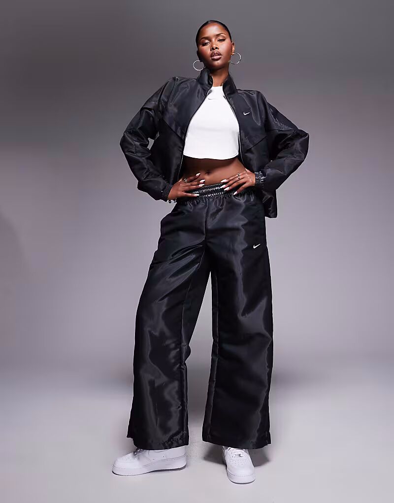 Спортивные брюки Windrunner Liquid Shine черного цвета Nike
Спортивные брюки Windrunner Liquid Shine черного цвета Nike
