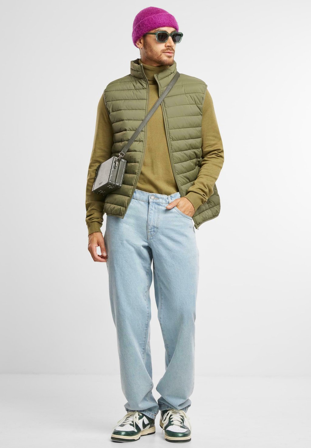 Жилет BASIC LIGHT WEIGH Urban Classics, темно-зеленый
Жилет BASIC LIGHT WEIGH Urban Classics, темно-зеленый