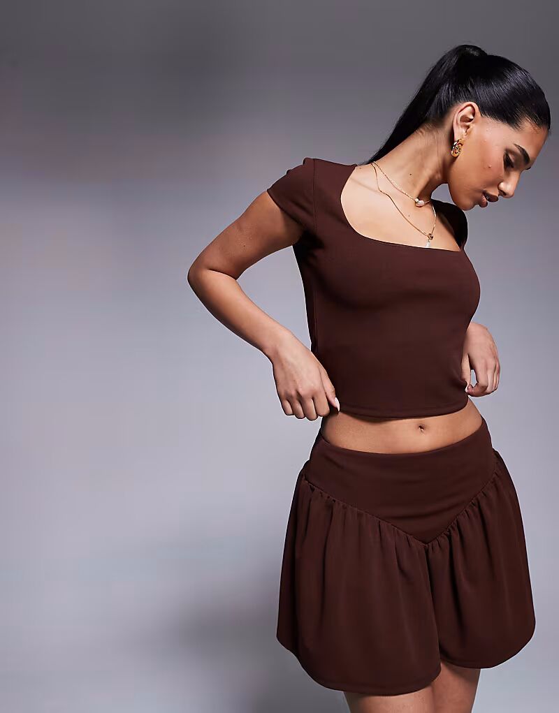 Мини-юбка ASOS DESIGN Coord с V-образным вырезом и заниженной талией шоколадного цвета
Мини-юбка ASOS DESIGN Coord с V-образным вырезом и заниженной талией шоколадного цвета