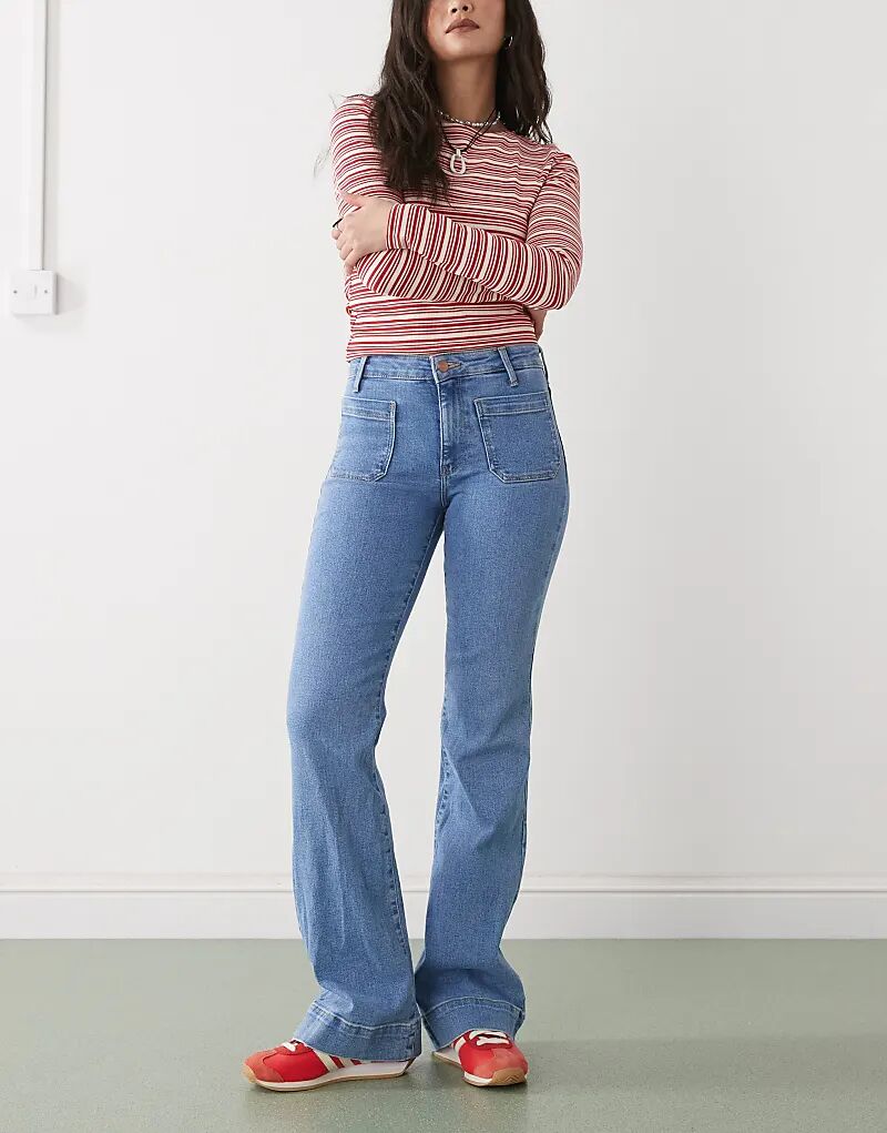 Расклешенные джинсы Wrangler с передними карманами ярко-синего цвета
Расклешенные джинсы Wrangler с передними карманами ярко-синего цвета