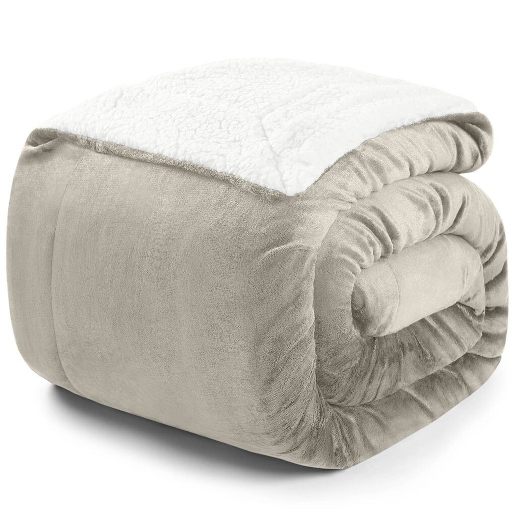 Флисовое одеяло Blumtal Premium Sherpa 220х240 см - качественное теплое одеяло, e cuddly одеяло пушистое как диванное одеяло, покрывало или плед для гостиной, песочный - бежевый
Флисовое одеяло Blumtal Premium Sherpa 220х240 см - качественное теплое одеяло, e cuddly одеяло пушистое как диванное одеяло, покрывало или плед для гостиной, песочный - бежевый