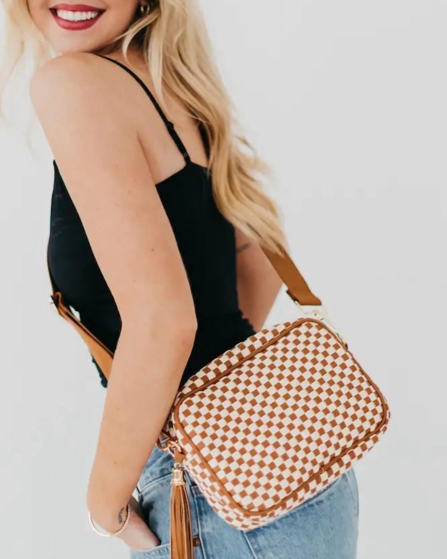 Плетеная сумка через плечо для камеры в коричнево-белую клетку Pretty Simple 
Плетеная сумка через плечо для камеры в коричнево-белую клетку Pretty Simple