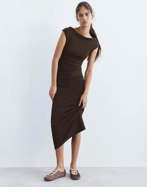 Коричневое платье миди Pull&Bear
Коричневое платье миди Pull&Bear