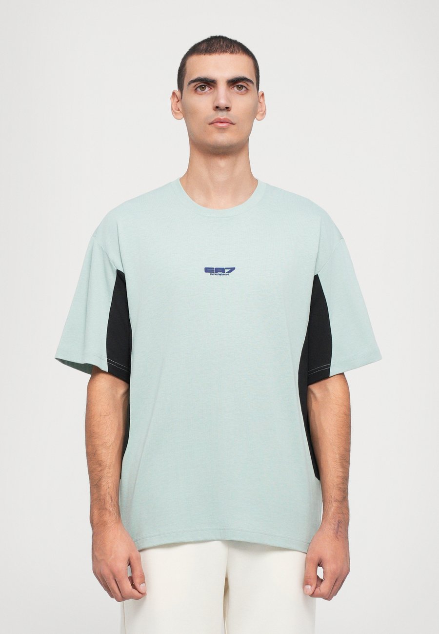 Футболка EA7 Emporio Armani TRAIN GRAPHIC SERIES TEE SPECIAL, Blue Surf/Mint, Зеленый, Футболка EA7 Emporio Armani TRAIN GRAPHIC SERIES TEE SPECIAL, Blue Surf/Mint
Футболка EA7 Emporio Armani TRAIN GRAPHIC SERIES TEE SPECIAL, Blue Surf/Mint, Зеленый, Футболка EA7 Emporio Armani TRAIN GRAPHIC SERIES TEE SPECIAL, Blue Surf/Mint