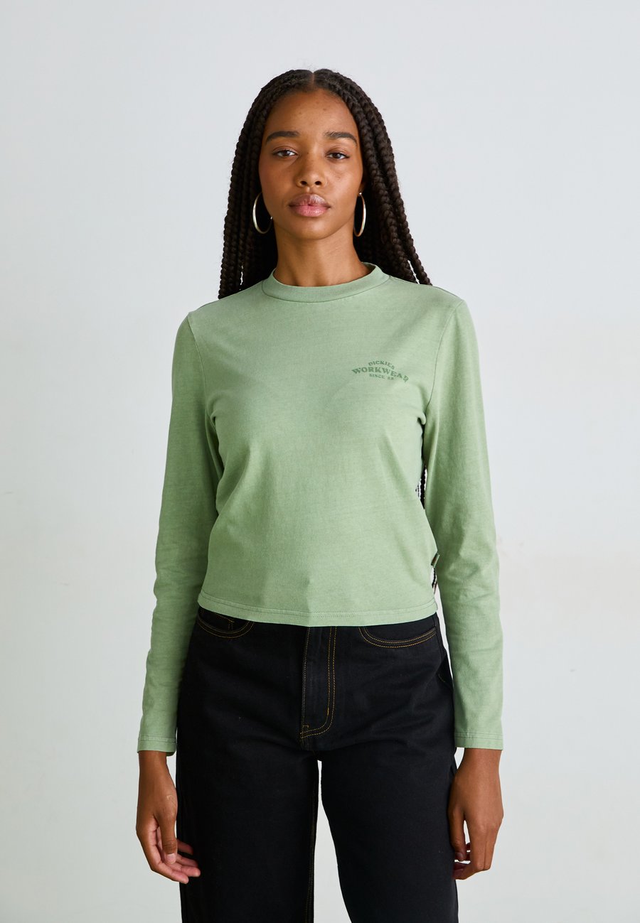 Топ Dickies CHRISTIANA TEE, Sea Spray/Dark Green
Топ Dickies CHRISTIANA TEE, Sea Spray/Dark Green