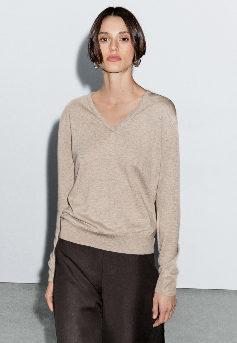Джемпер Massimo Dutti LONG SLEEVES WITH V-NECK, Sand
Джемпер Massimo Dutti LONG SLEEVES WITH V-NECK, Sand