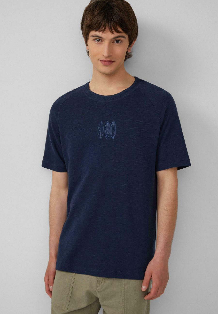 Футболка s.Oliver RAGLAN MIT FLAMMGARNSTRUKTUR UND STICKEREI, Tiefblau/Dark Blue, Синий, Футболка s.Oliver RAGLAN MIT FLAMMGARNSTRUKTUR UND STICKEREI, Tiefblau/Dark Blue
Футболка s.Oliver RAGLAN MIT FLAMMGARNSTRUKTUR UND STICKEREI, Tiefblau/Dark Blue, Синий, Футболка s.Oliver RAGLAN MIT FLAMMGARNSTRUKTUR UND STICKEREI, Tiefblau/Dark Blue