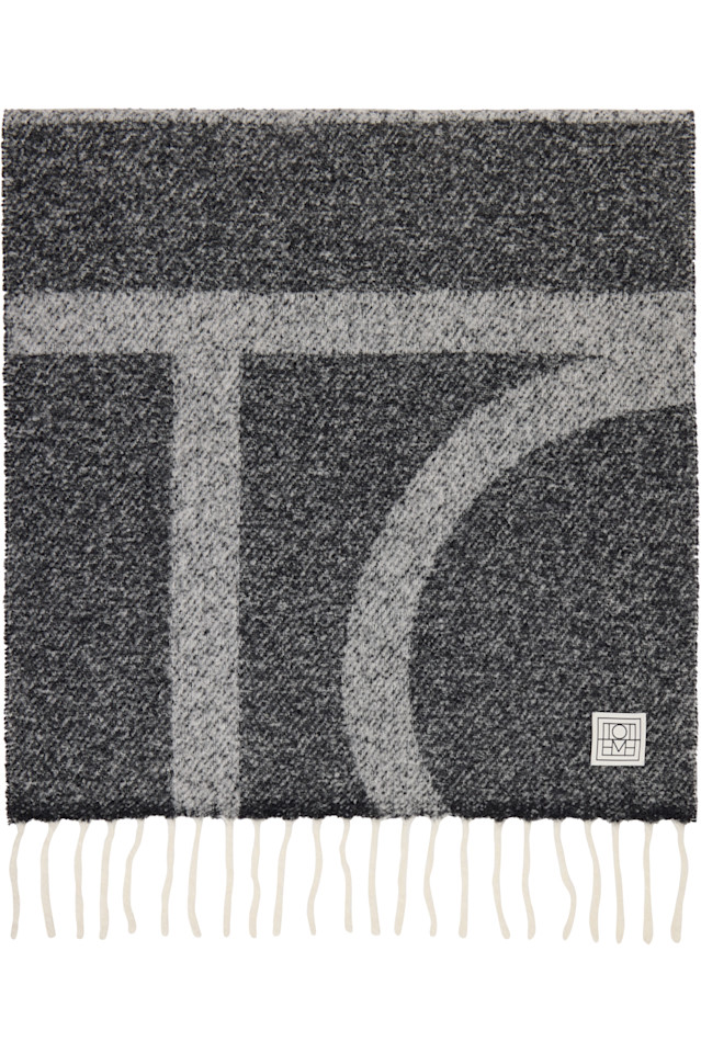 Toteme Серый жаккардовый шарф с монограммой
Toteme Серый жаккардовый шарф с монограммой