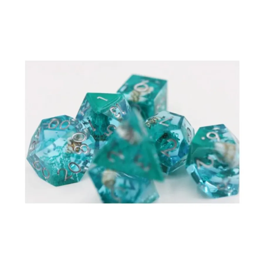 Набор Sharp Edge Poly — бирюзовый коралл и морская улитка с серебром (7), Dice Sets - Sharp Edge & Assorted (Foam Brain Games)
Набор Sharp Edge Poly — бирюзовый коралл и морская улитка с серебром (7), Dice Sets - Sharp Edge & Assorted (Foam Brain Games)