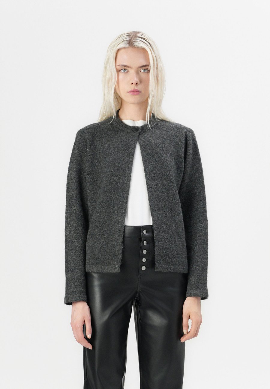 Кардиган ONLY ONLALTOS ONE BUTTON CARDI, Dark Grey/Mottled Dark Grey
Кардиган ONLY ONLALTOS ONE BUTTON CARDI, Dark Grey/Mottled Dark Grey