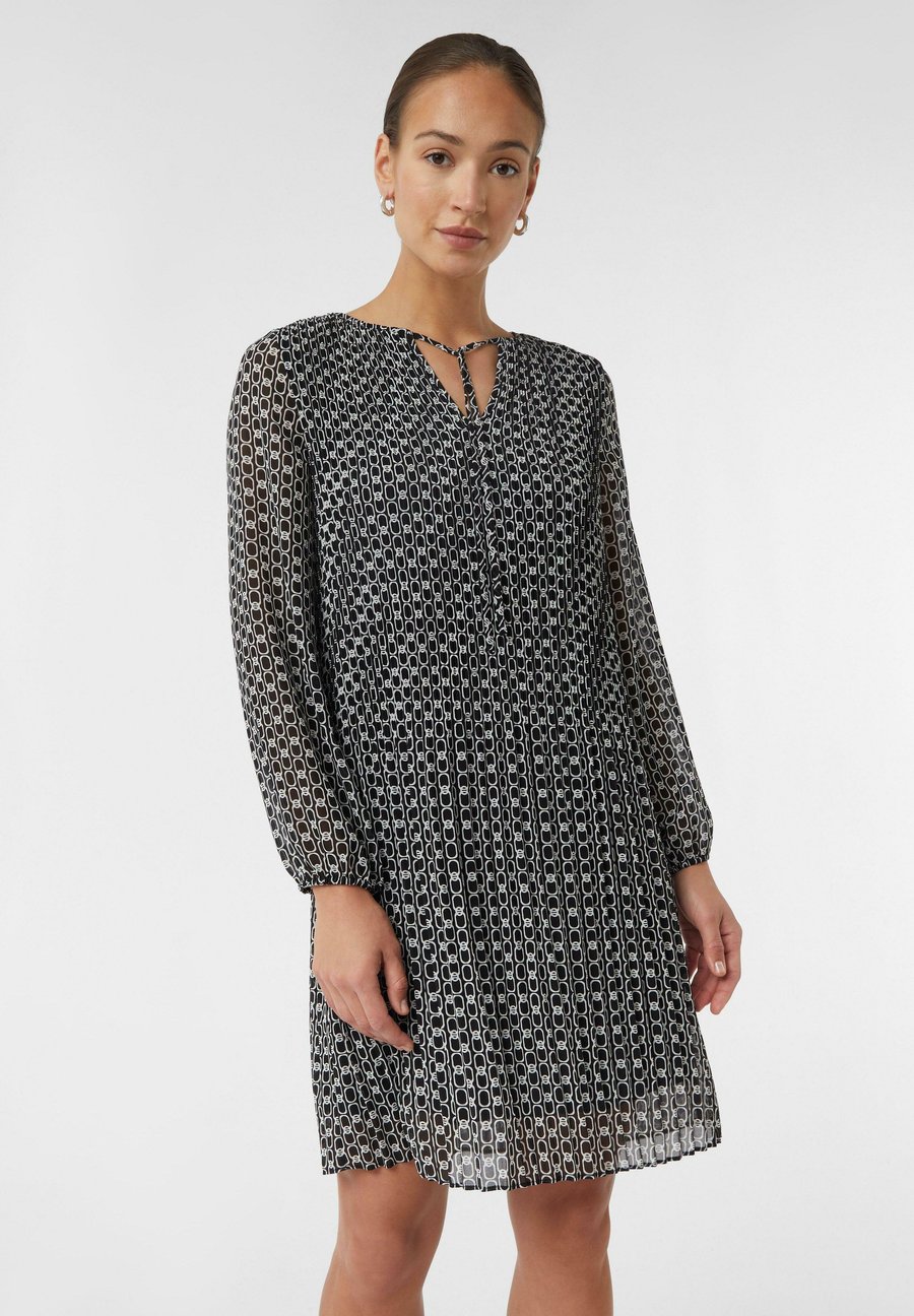 Платье comma PLISSIERTES MIT ANIMALPRINT, Schwarz/Black
Платье comma PLISSIERTES MIT ANIMALPRINT, Schwarz/Black