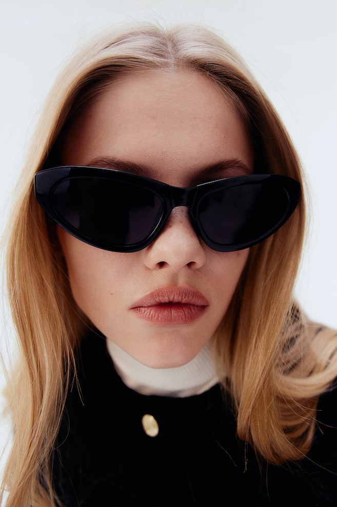 Солнцезащитные очки кошачий глаз H&M, черный
Солнцезащитные очки кошачий глаз H&M, черный