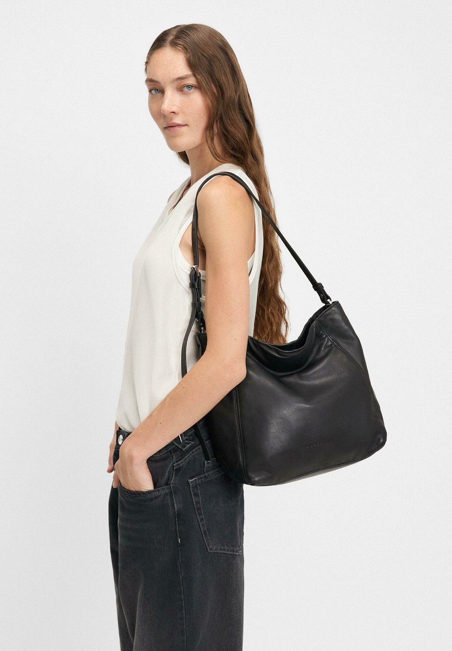 Сумка Liebeskind Berlin CHUDY GERÄUMIGE , Schwarz/Black
Сумка Liebeskind Berlin CHUDY GERÄUMIGE , Schwarz/Black