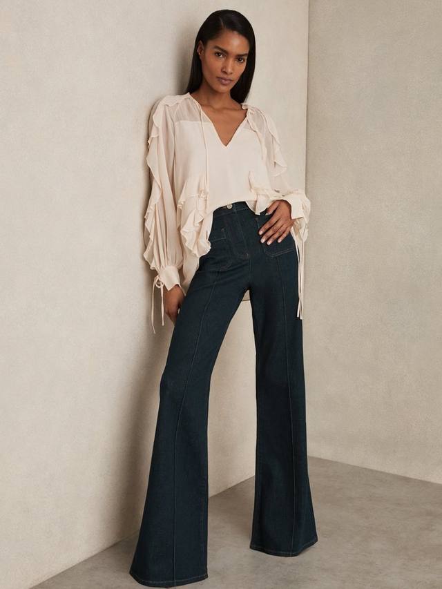 Брюки Petite Sakura с фасоном клёш и накладными карманами Reiss, Dark Blue
Брюки Petite Sakura с фасоном клёш и накладными карманами Reiss, Dark Blue