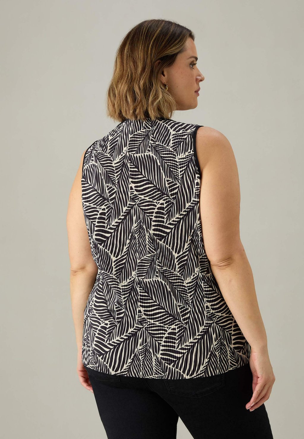 Топ MONO LEAF PLISSE Live Unlimited London, черный
Топ MONO LEAF PLISSE Live Unlimited London, черный