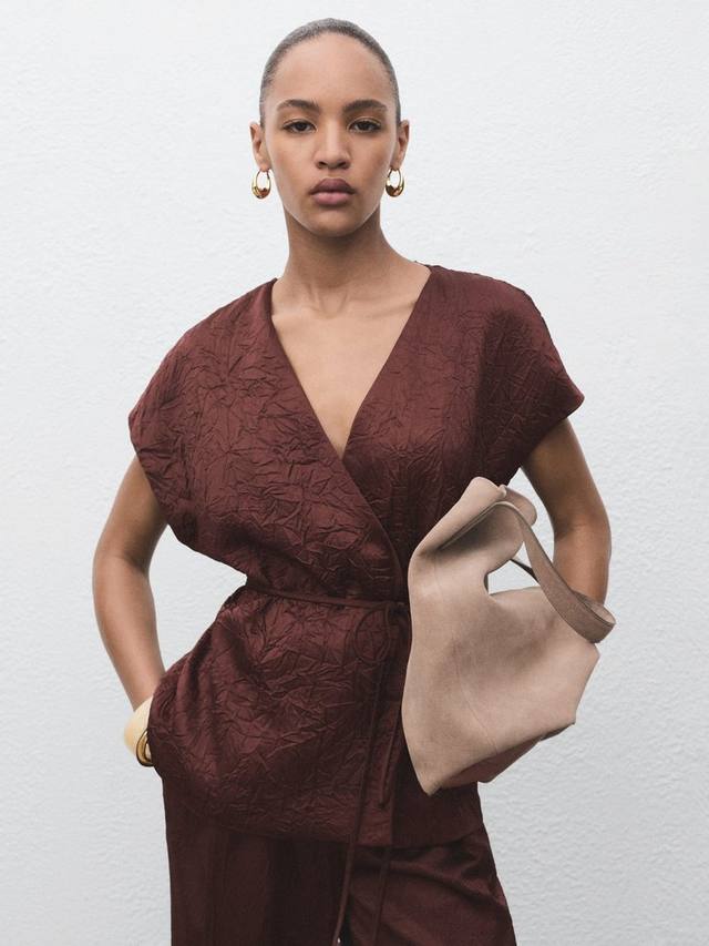 Флор жаккардовый жилет с запахом Mango, Dark Brown
Флор жаккардовый жилет с запахом Mango, Dark Brown