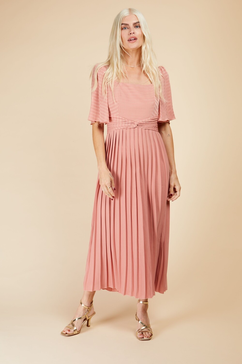 Коралловое платье миди с клетчатым узором и плиссированным подолом Little Mistress, розовый
Коралловое платье миди с клетчатым узором и плиссированным подолом Little Mistress, розовый