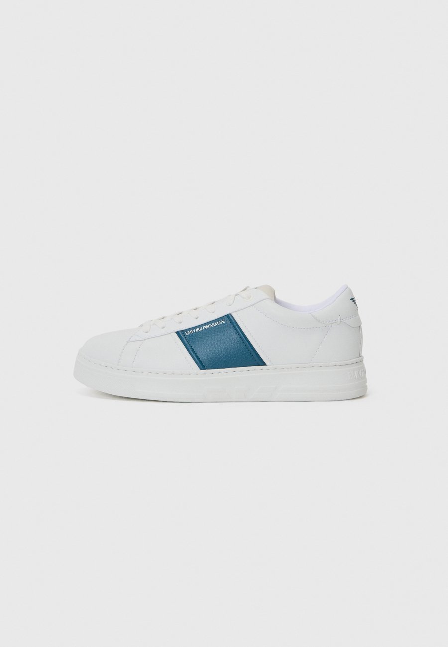 Кроссовки Emporio Armani Trainers, White/Ottanio/White
Кроссовки Emporio Armani Trainers, White/Ottanio/White