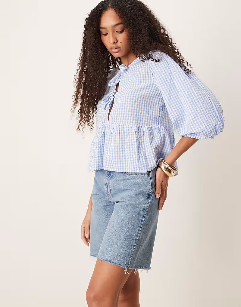 Классические шорты-бермуды Abercrombie & Fitch средней посадки с необработанным краем, средне-синего цвета
Классические шорты-бермуды Abercrombie & Fitch средней посадки с необработанным краем, средне-синего цвета