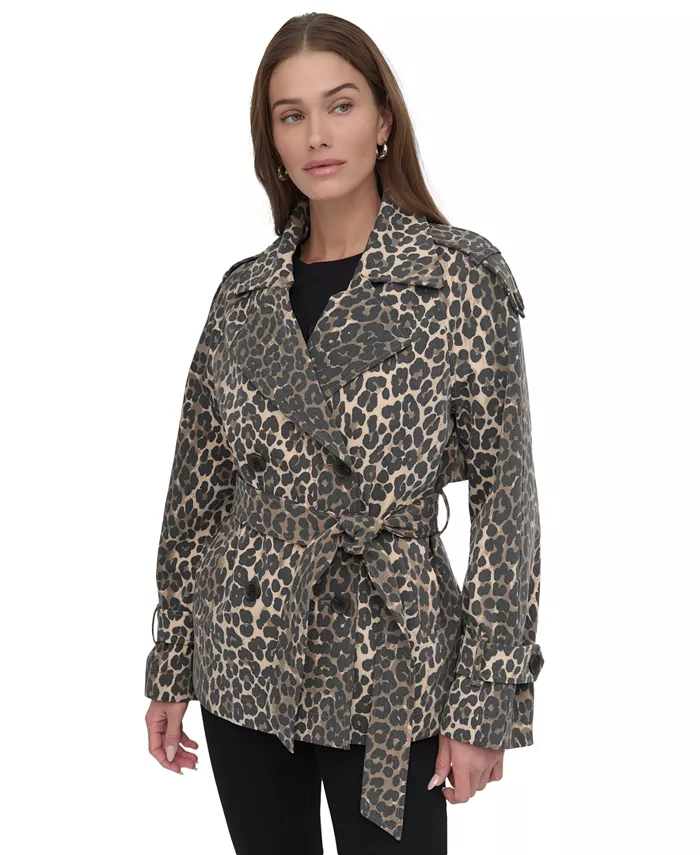 Миниатюрный хлопковый тренч с поясом и заостренным воротником DKNY, коричневый
Миниатюрный хлопковый тренч с поясом и заостренным воротником DKNY, коричневый