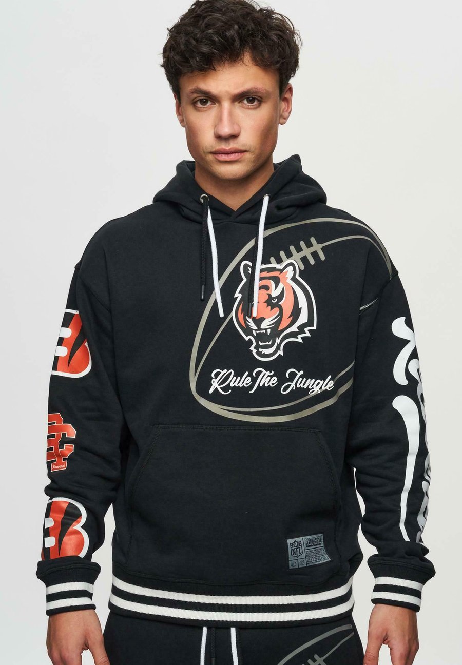 Худи Re:Covered CINCINNATI BENGALS NFL RULE THE JUNGLE , Schwarz/Black, Черный, Худи Re:Covered CINCINNATI BENGALS NFL RULE THE JUNGLE , Schwarz/Black
Худи Re:Covered CINCINNATI BENGALS NFL RULE THE JUNGLE , Schwarz/Black, Черный, Худи Re:Covered CINCINNATI BENGALS NFL RULE THE JUNGLE , Schwarz/Black
