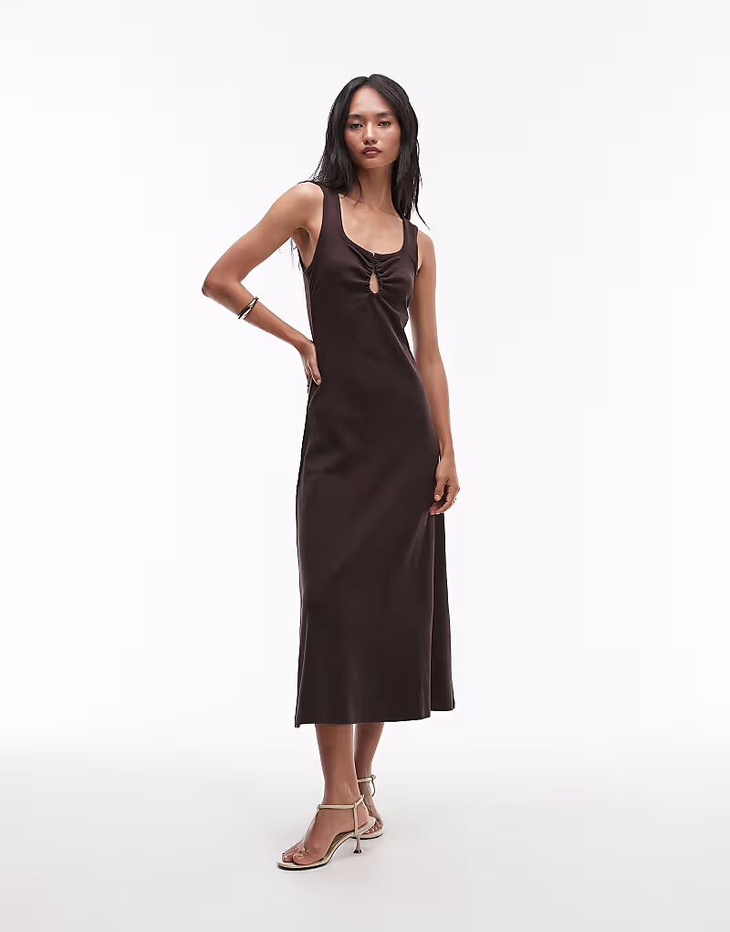 Платье мидакси из трикотажного полотна в рубчик коричневого цвета с металлической декоративной застежкой
Платье мидакси из трикотажного полотна в рубчик коричневого цвета с металлической декоративной застежкой