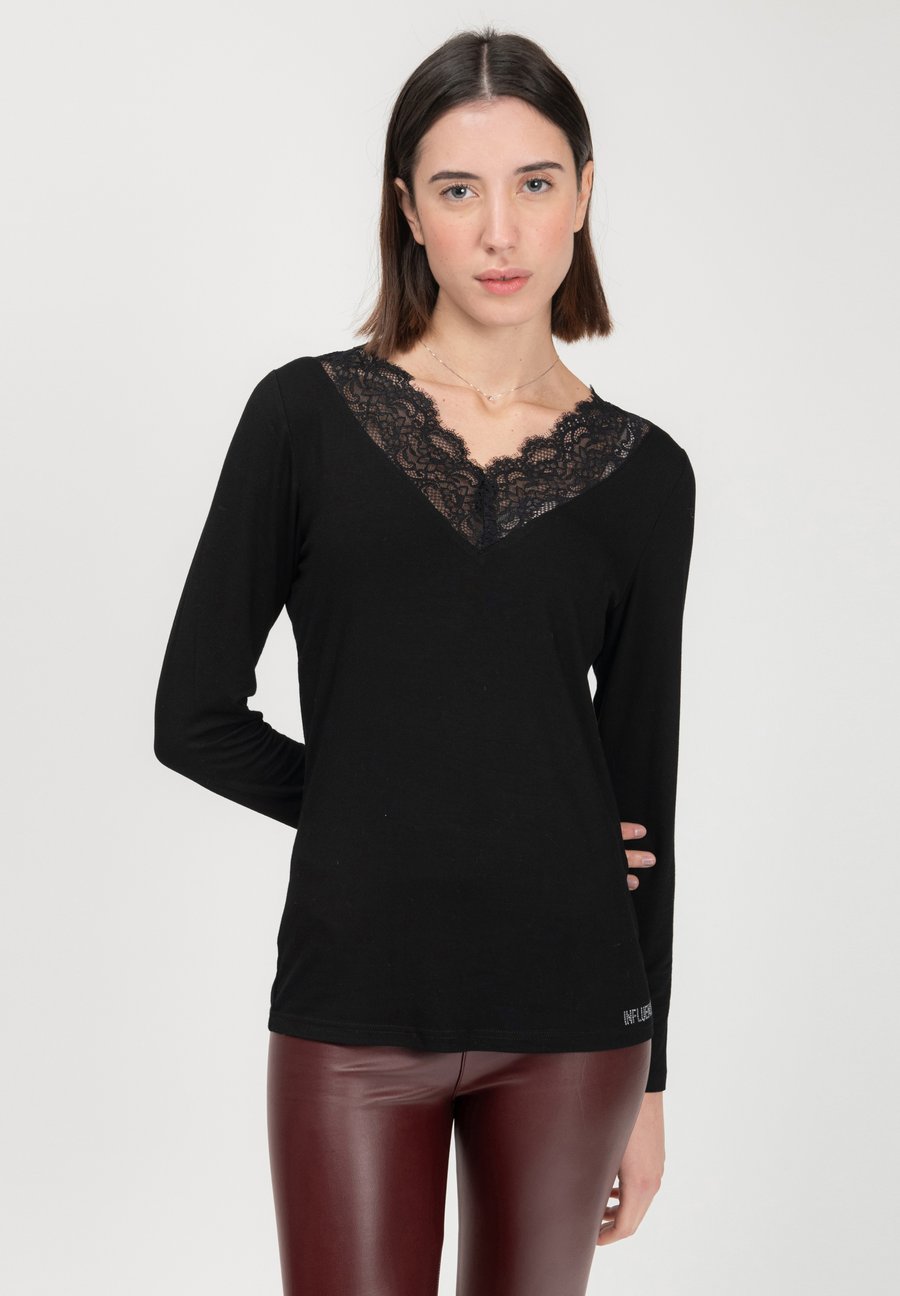 Топ INFLUENCER V-NECK, Black
Топ INFLUENCER V-NECK, Black