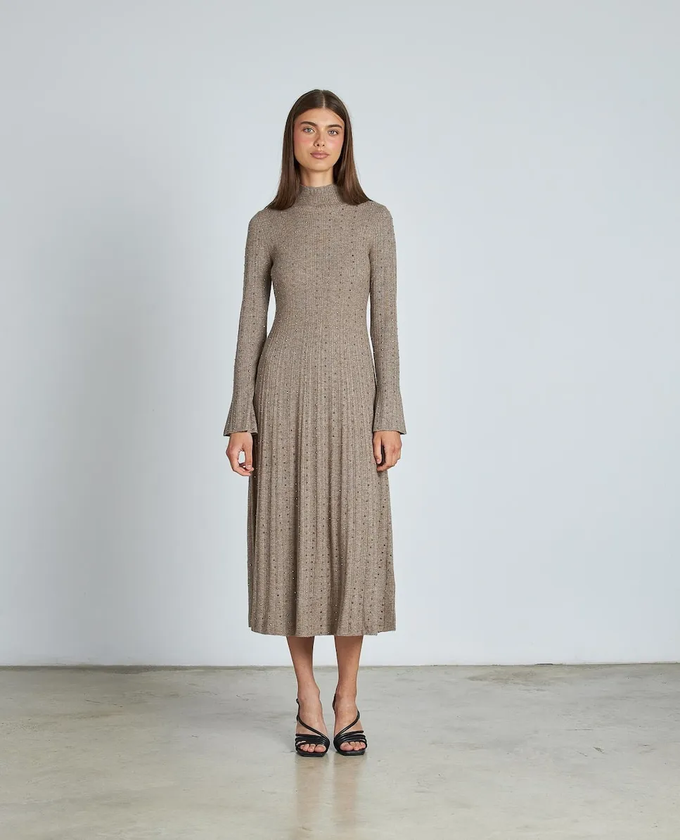 Приталенное миди-платье с камнями и длинной пышной юбкой Alma en Pena, серо-коричневый
Приталенное миди-платье с камнями и длинной пышной юбкой Alma en Pena, серо-коричневый