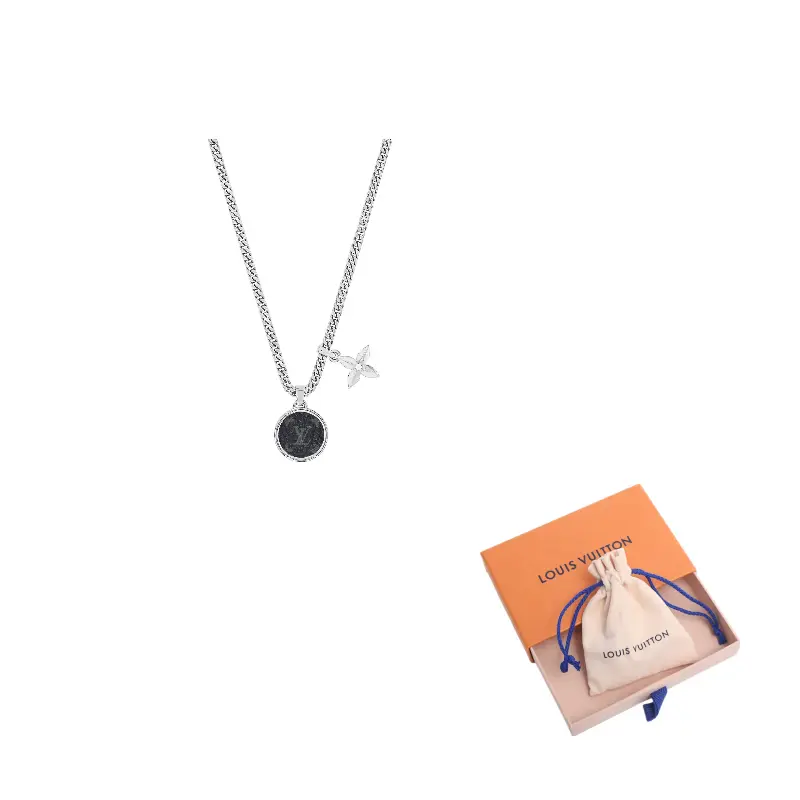 Монохромные металлические колье Monogram Eclipse унисекс LOUIS VUITTON, серебряный
Монохромные металлические колье Monogram Eclipse унисекс LOUIS VUITTON, серебряный