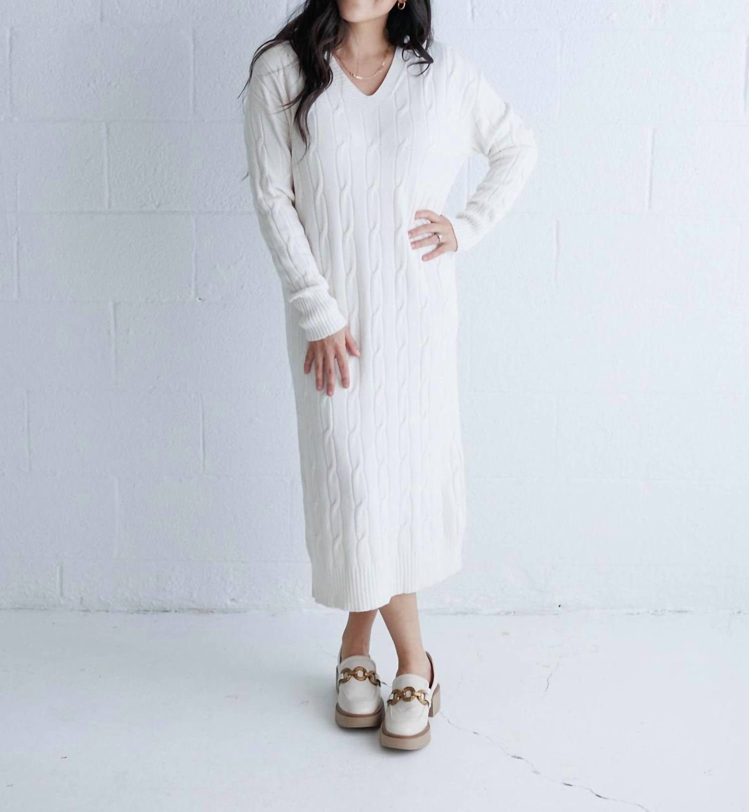 Платье-свитер с V-образным вырезом и косами белого цвета Milio Milano
Платье-свитер с V-образным вырезом и косами белого цвета Milio Milano