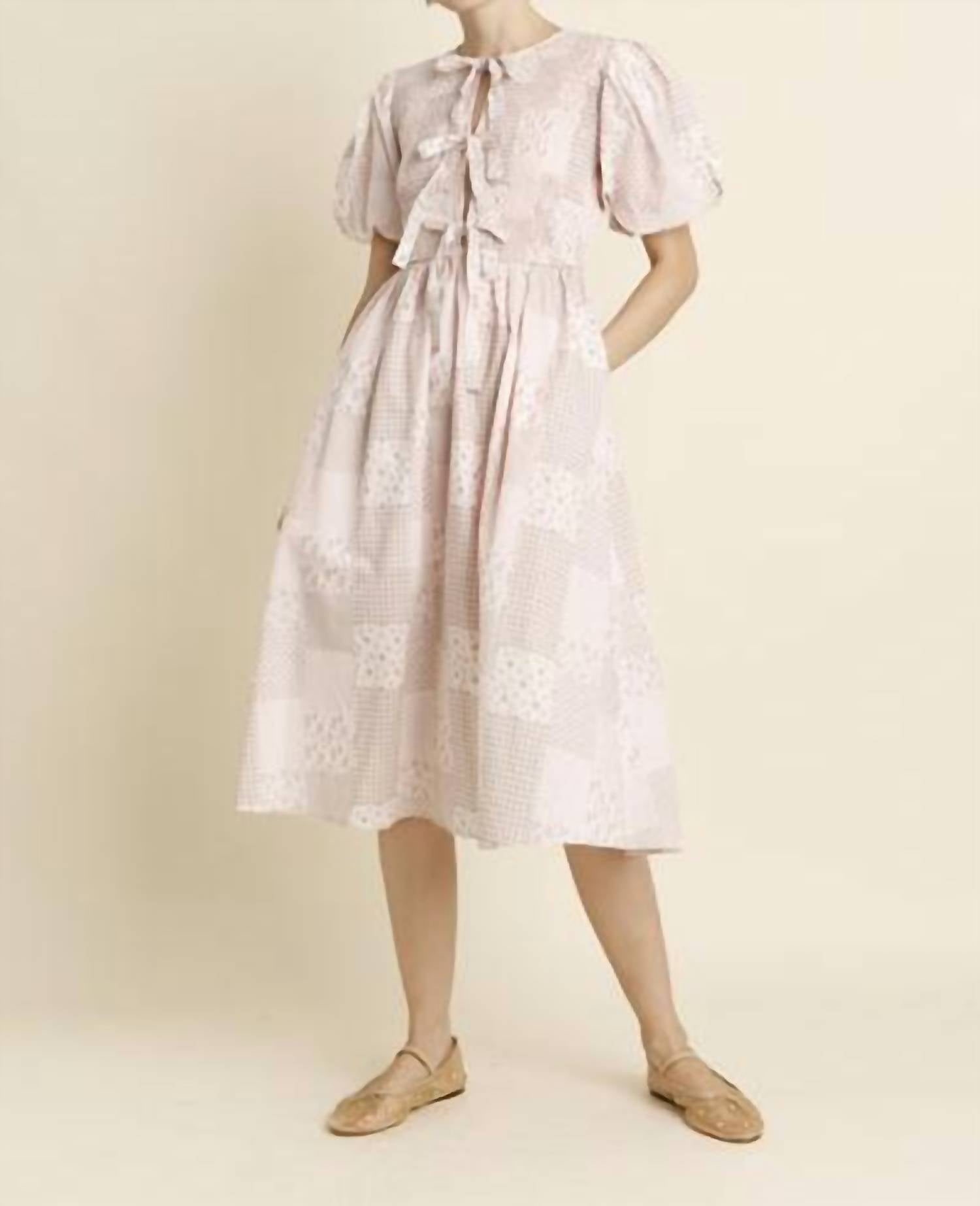 Платье Valerie с рюшами и румянцем в розовом цвете Aureum
Платье Valerie с рюшами и румянцем в розовом цвете Aureum