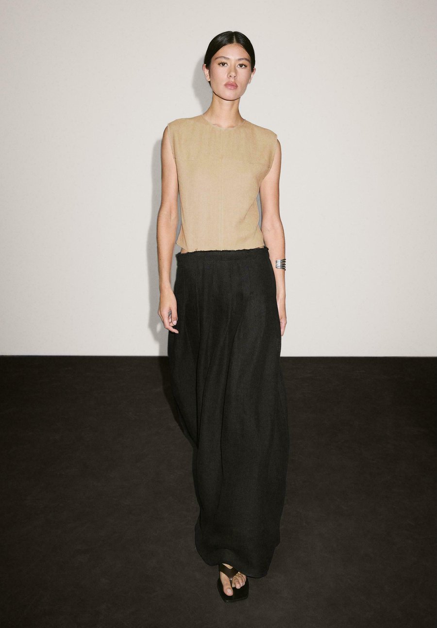 Платье Massimo Dutti CONTRAST LONG WITH SIDE SLITS, Black
Платье Massimo Dutti CONTRAST LONG WITH SIDE SLITS, Black