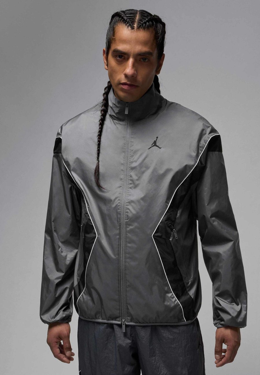 Куртка Jordan DRAFT, Iron Grey/Black/White/Black/Grey
Куртка Jordan DRAFT, Iron Grey/Black/White/Black/Grey