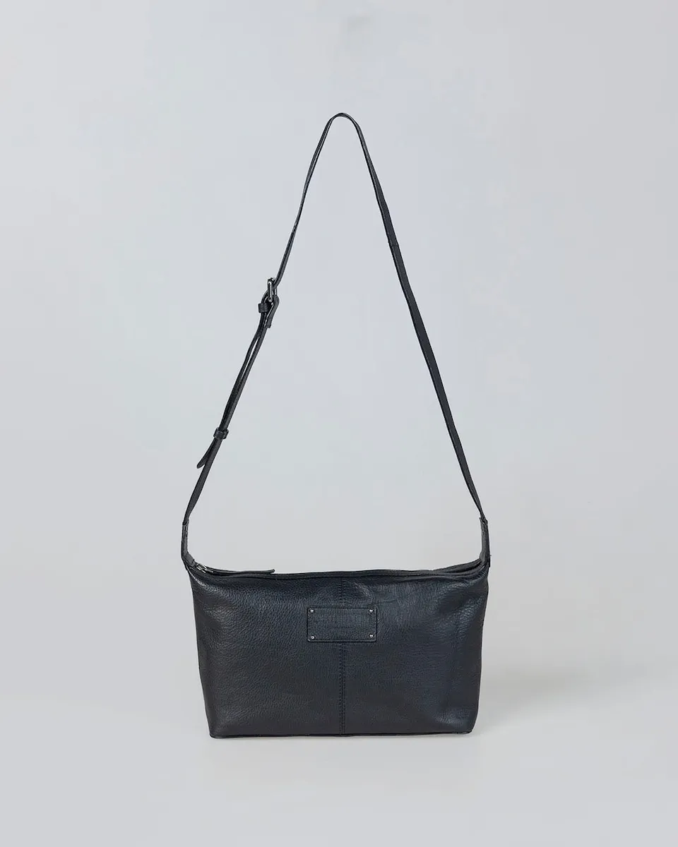 Маленькая базовая кожаная сумка с боковой ручкой и застежкой-молнией System Action, черный
Маленькая базовая кожаная сумка с боковой ручкой и застежкой-молнией System Action, черный