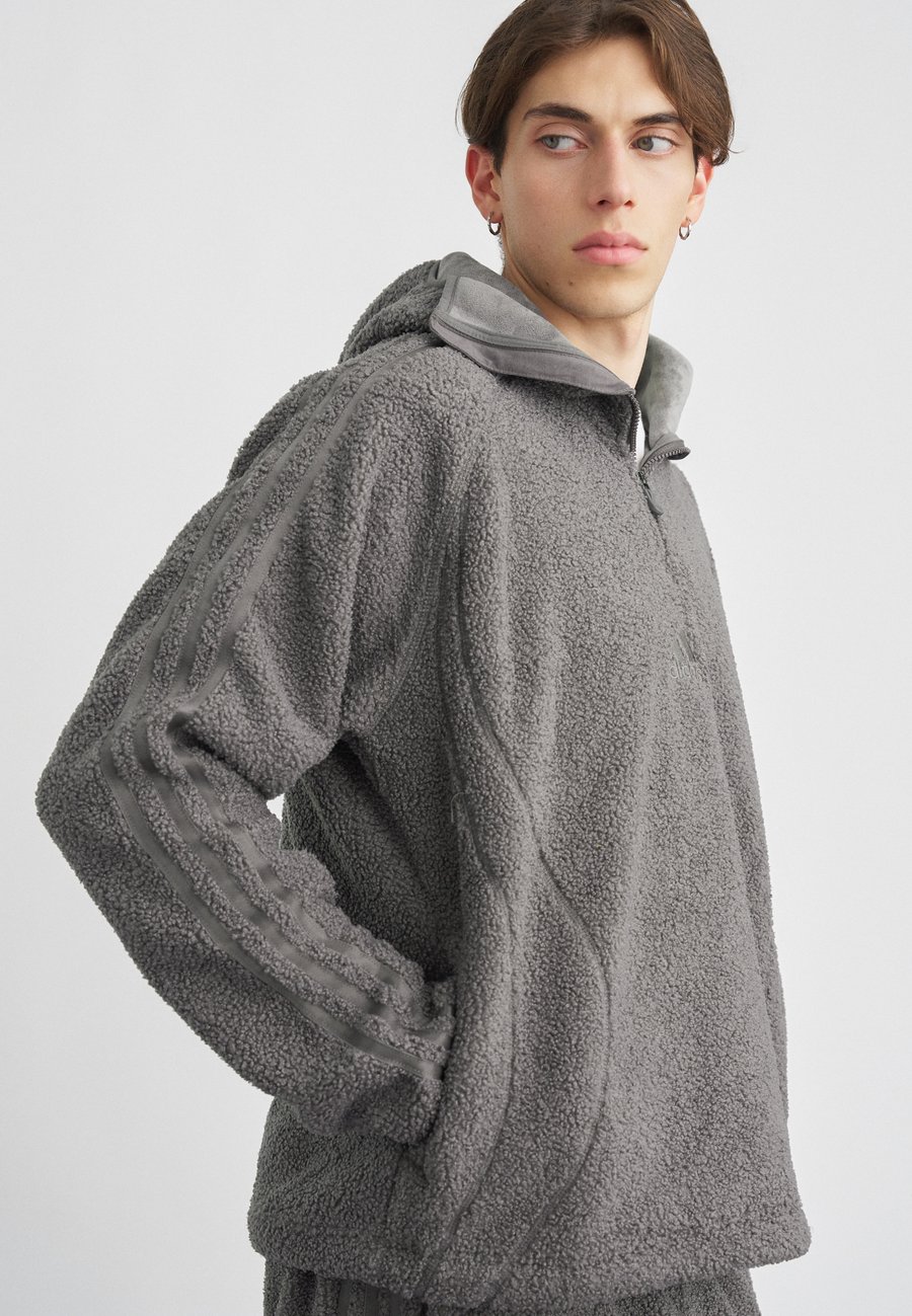 Джемпер Adidas Originals Fleece jumper, Grey Strata/Dark Grey
Джемпер Adidas Originals Fleece jumper, Grey Strata/Dark Grey