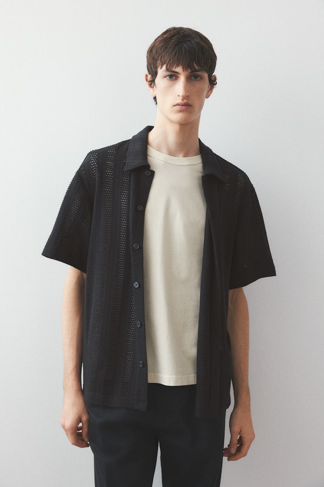 Повседневная рубашка с вафельной структурой свободного кроя H&M, черный
Повседневная рубашка с вафельной структурой свободного кроя H&M, черный