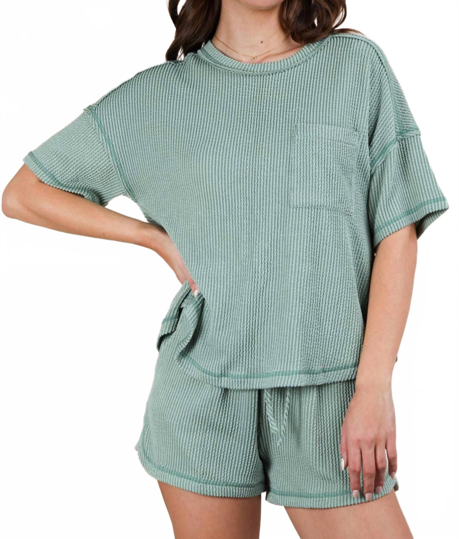 Оверсайз двухцветный двойной трикотажный топ и шорты в цвете шалфей VERY J, Sage
Оверсайз двухцветный двойной трикотажный топ и шорты в цвете шалфей VERY J, Sage