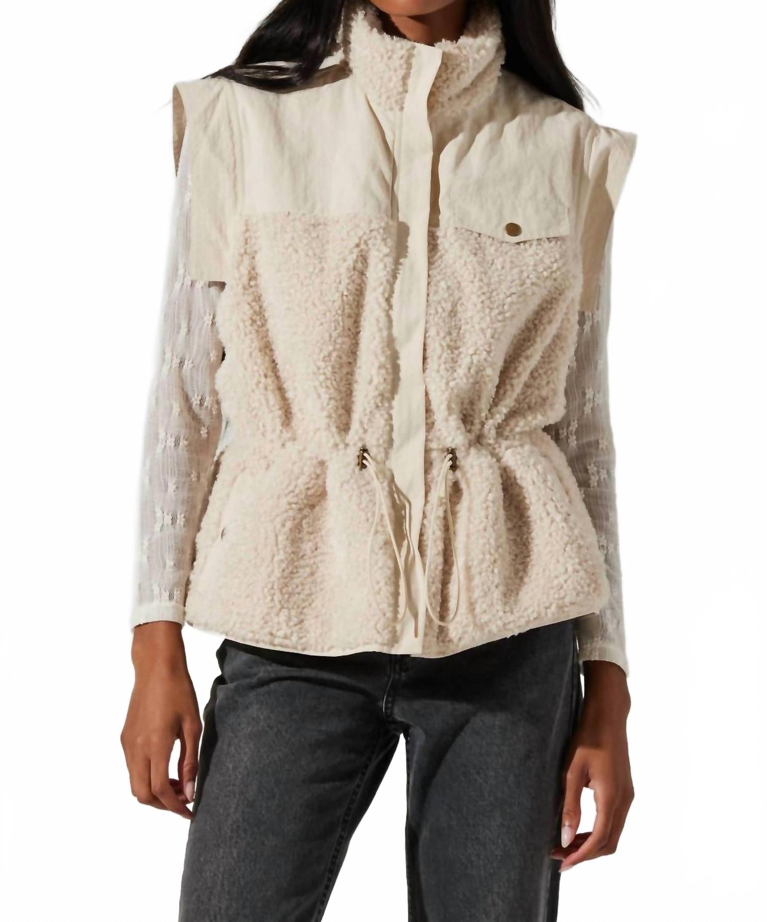 Жилет Ivania кремового цвета ASTR
Жилет Ivania кремового цвета ASTR