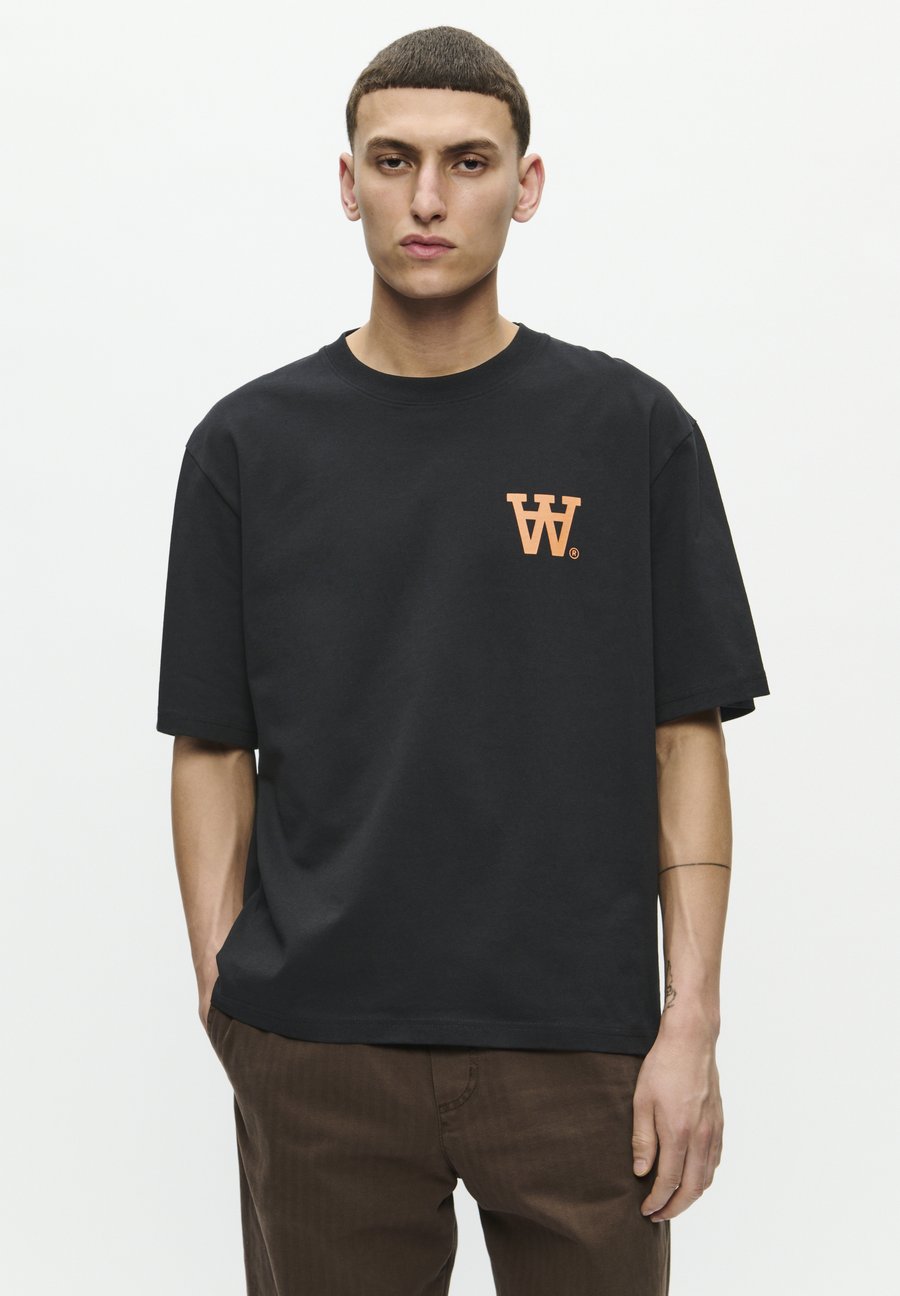 Футболка DOUBLE A BY W.W. LIAM AACHEST, Black, Черный, Футболка DOUBLE A BY W.W. LIAM AACHEST, Black
Футболка DOUBLE A BY W.W. LIAM AACHEST, Black, Черный, Футболка DOUBLE A BY W.W. LIAM AACHEST, Black